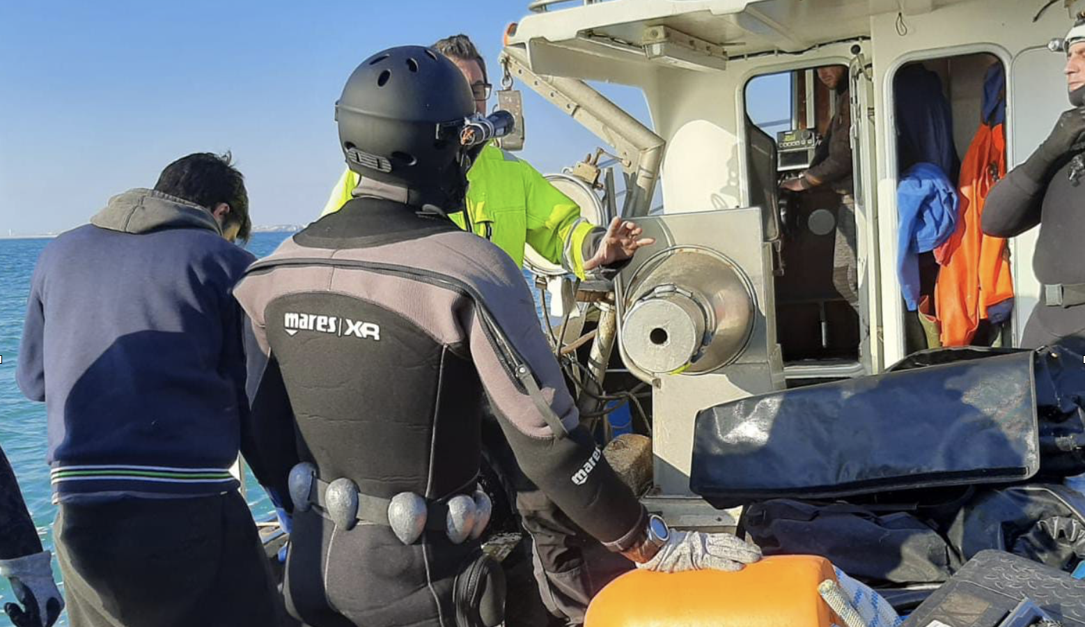 Mergulhadores profissionais num barco